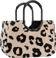 Beige Plüsch-Shopper mit schwarzem Leopardenmuster und zwei schwarzen, ovalen Tragegriffen, seitlichem rotem reisenthel-Label, freigestellt vor weißem Hintergrund, Frontansicht
