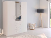 Weißer dreitüriger Drehtürenschrank mit Spiegel in einem modernen Schlafzimmer, seitliche Perspektive.