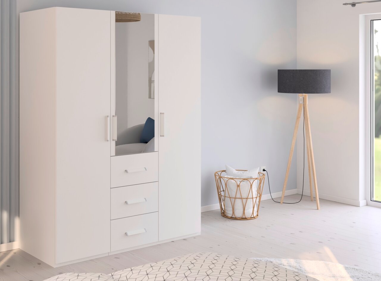 Weißer dreitüriger Drehtürenschrank mit Spiegel in einem modernen Schlafzimmer, seitliche Perspektive.