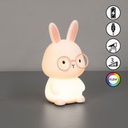 Niedliches Akku-Nachtlicht in Form eines Hasen mit Brille, von vorne betrachtet. Es leuchtet sanft und bietet RGBW-Farboptionen sowie eine USB-Ladefunktion.