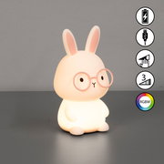 Niedliches Akku-Nachtlicht in Form eines Hasen mit Brille, von vorne betrachtet. Es leuchtet sanft und bietet RGBW-Farboptionen sowie eine USB-Ladefunktion.