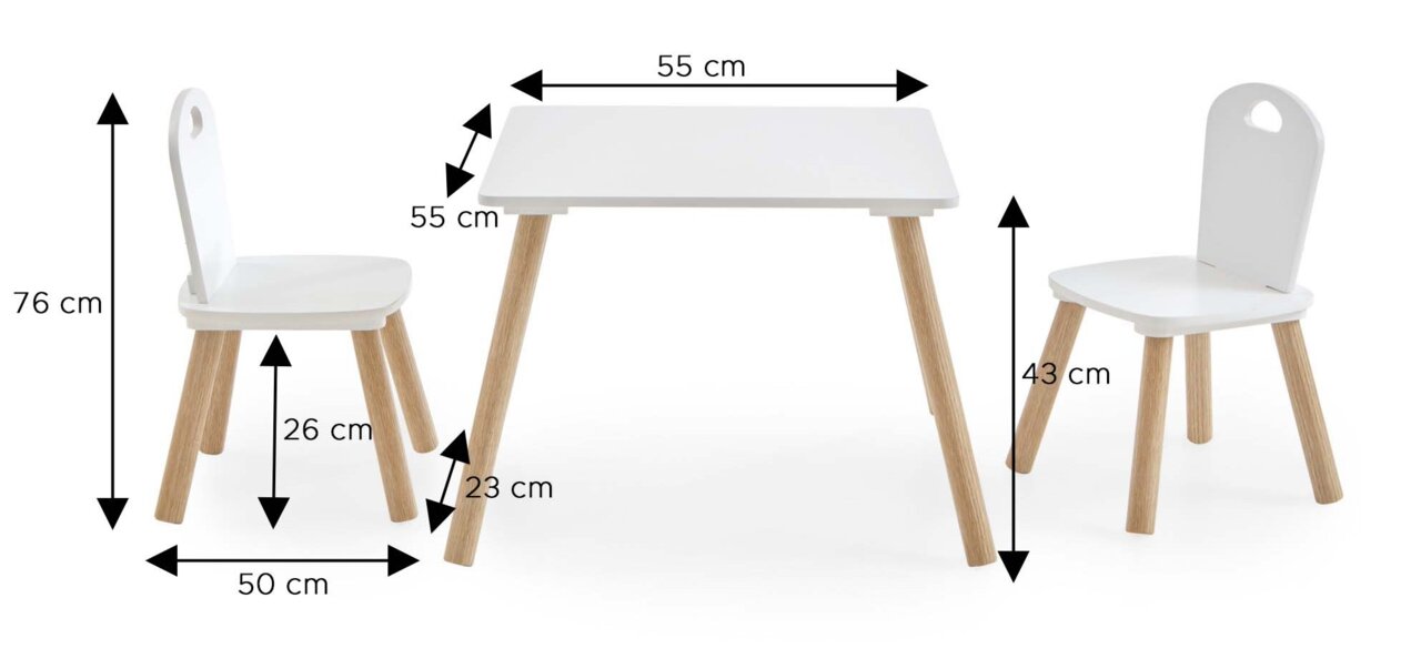 Weißes Kinder-Tisch- und Stuhlset mit Holzbeinen, Tischplatte ca. 55 x 55 cm, Tischhöhe ca. 43 cm, Stuhlbreite ca. 50 cm, Sitzhöhe ca. 26 cm, Rückenlehnenhöhe ca. 76 cm, gezeigt in Seiten- und 3/4-Perspektive mit Maßangaben.