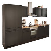 Moderne Küchenzeile in dunklem Design mit Herd, Dunstabzugshaube und Oberschränken, seitliche Perspektive