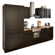 Moderne Küchenzeile in dunklem Design mit Herd, Dunstabzugshaube und Oberschränken, seitliche Perspektive