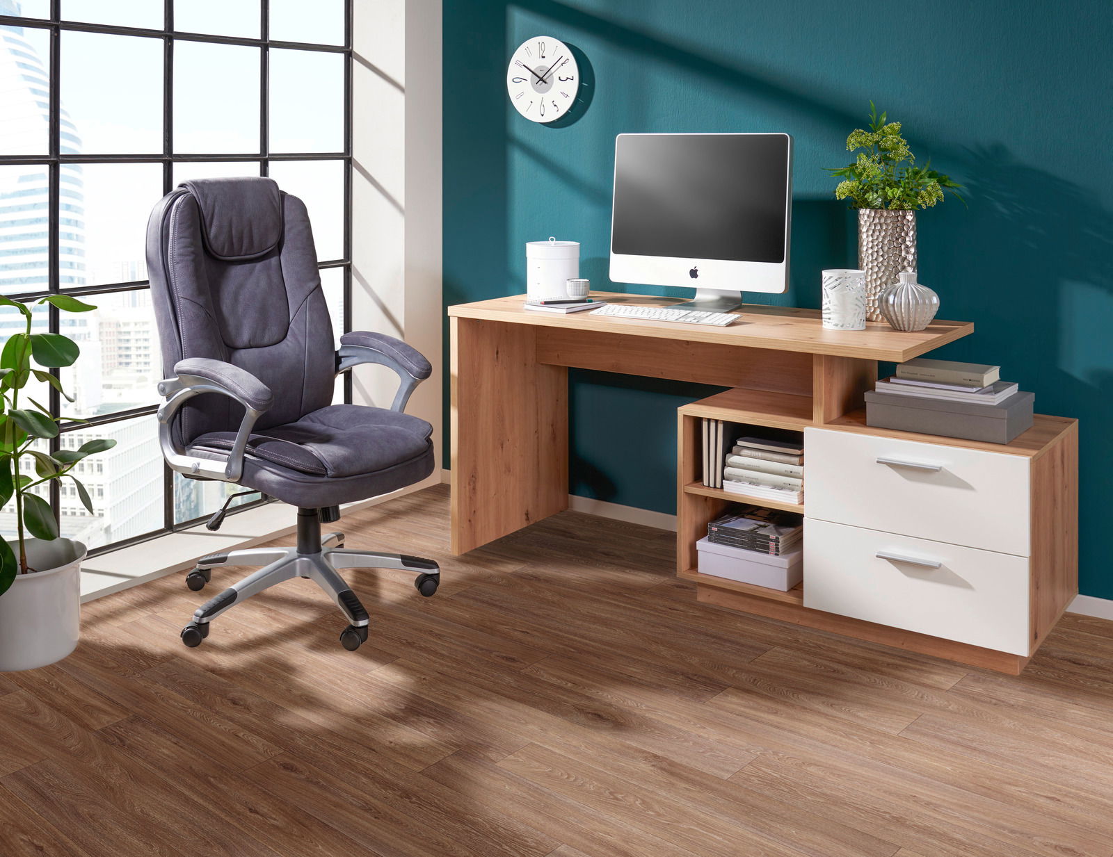 Moderner Chefsessel in einem stilvollen Büro, seitliche Perspektive