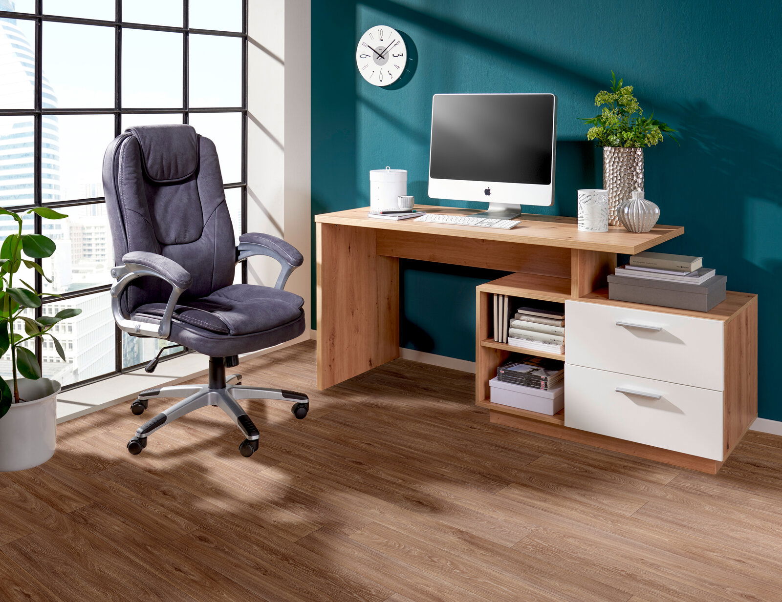 Moderner Chefsessel in einem stilvollen Büro, seitliche Perspektive