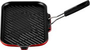 Vierkante gietijzeren grillpan met ribbels, zwarte binnenkant en rode buitenrand, met lange handgreep; schuin bovenaanzicht op witte achtergrond.
