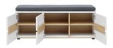 Bank mit Stauraum, weiße Türen, Holzfächer, graues Sitzkissen, frontale Ansicht
