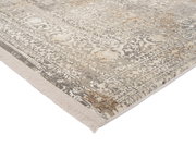Designer Teppich in Beige- und Grautönen mit klassischem Muster, perspektivisch von der Ecke aufgenommen