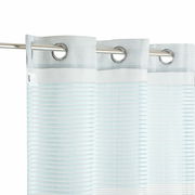 Ösenvorhang mit horizontalen Streifen in Weiß und Hellblau, seitliche Perspektive