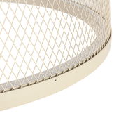 Nahaufnahme einer LED-Hängeleuchte mit einem cremefarbenen Gitterdesign, seitliche Perspektive.