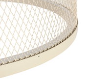 Nahaufnahme einer LED-Hängeleuchte mit einem cremefarbenen Gitterdesign, seitliche Perspektive.