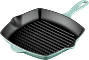 Quadratische Grillpfanne aus Gusseisen mit geriffelter Bratfläche, schwarzer Innenfläche und mintgrünem Griff, freigestellt auf weißem Hintergrund, schräg von oben (3/4-Ansicht)