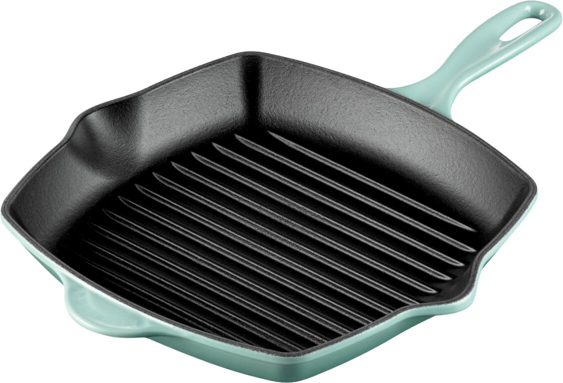 LE CREUSET Grillpfanne 26cm SAGE Quadratische Grillpfanne aus Gusseisen mit geriffelter Bratfläche, schwarzer Innenfläche und mintgrünem Griff, freigestellt auf weißem Hintergrund, schräg von oben (3/4-Ansicht)