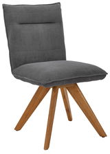 Grauer Stuhl mit gepolsterter Rückenlehne und Sitzfläche, Holzbeine in moderner Form, seitliche Perspektive