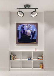 Moderne LED-Strahler an der Decke, frontal betrachtet, beleuchten ein abstraktes Gemälde über einem weißen Regal.