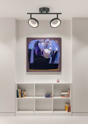 Moderne LED-Strahler an der Decke, frontal betrachtet, beleuchten ein abstraktes Gemälde über einem weißen Regal.
