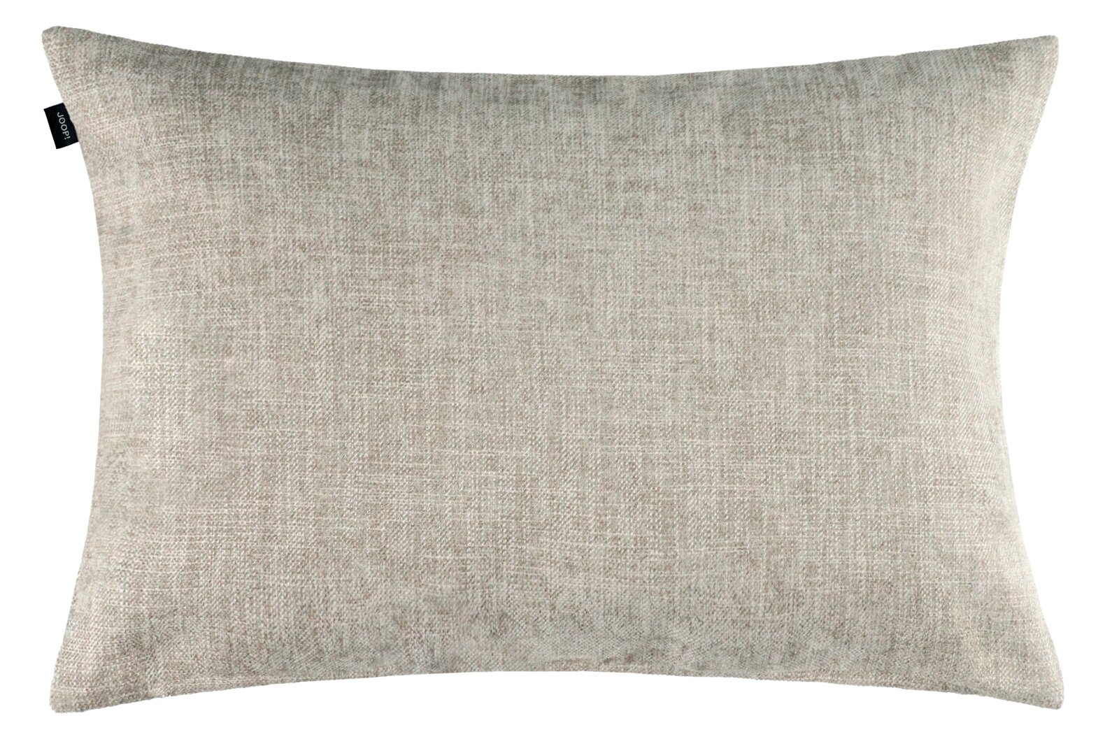 Rechteckiges Dekokissen in hellem Beige mit fein melierter Webstruktur und dezenter Markenlasche, frontal dargestellt