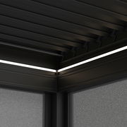Detailansicht eines Pavillons mit moderner, schwarzer Metallstruktur und integrierter Beleuchtung.