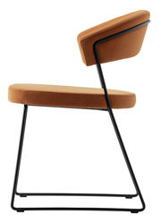 Moderner Stuhl mit braunem Polster und schwarzem Metallgestell, Seitenansicht