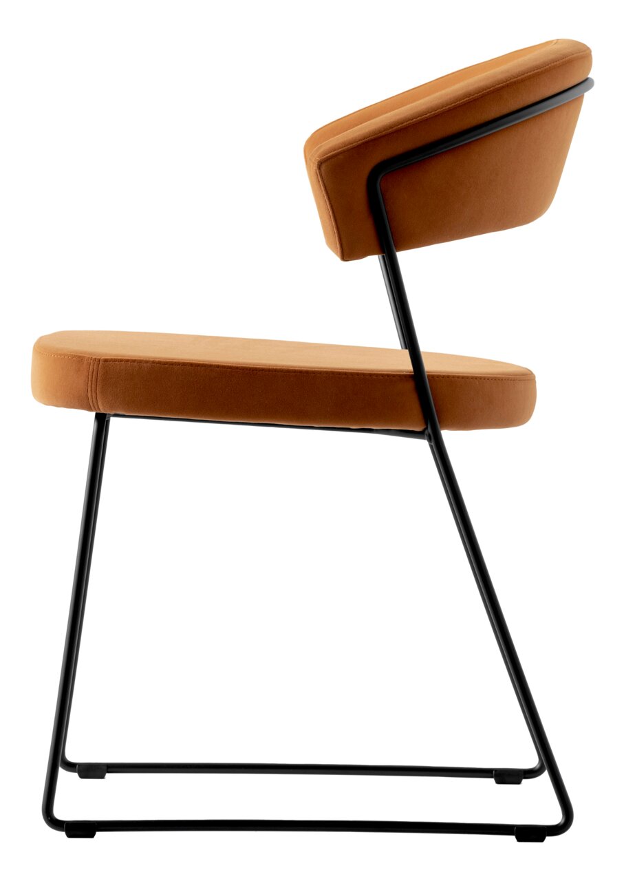 Moderne stoel met bruine bekleding en zwart metalen frame, zijaanzicht