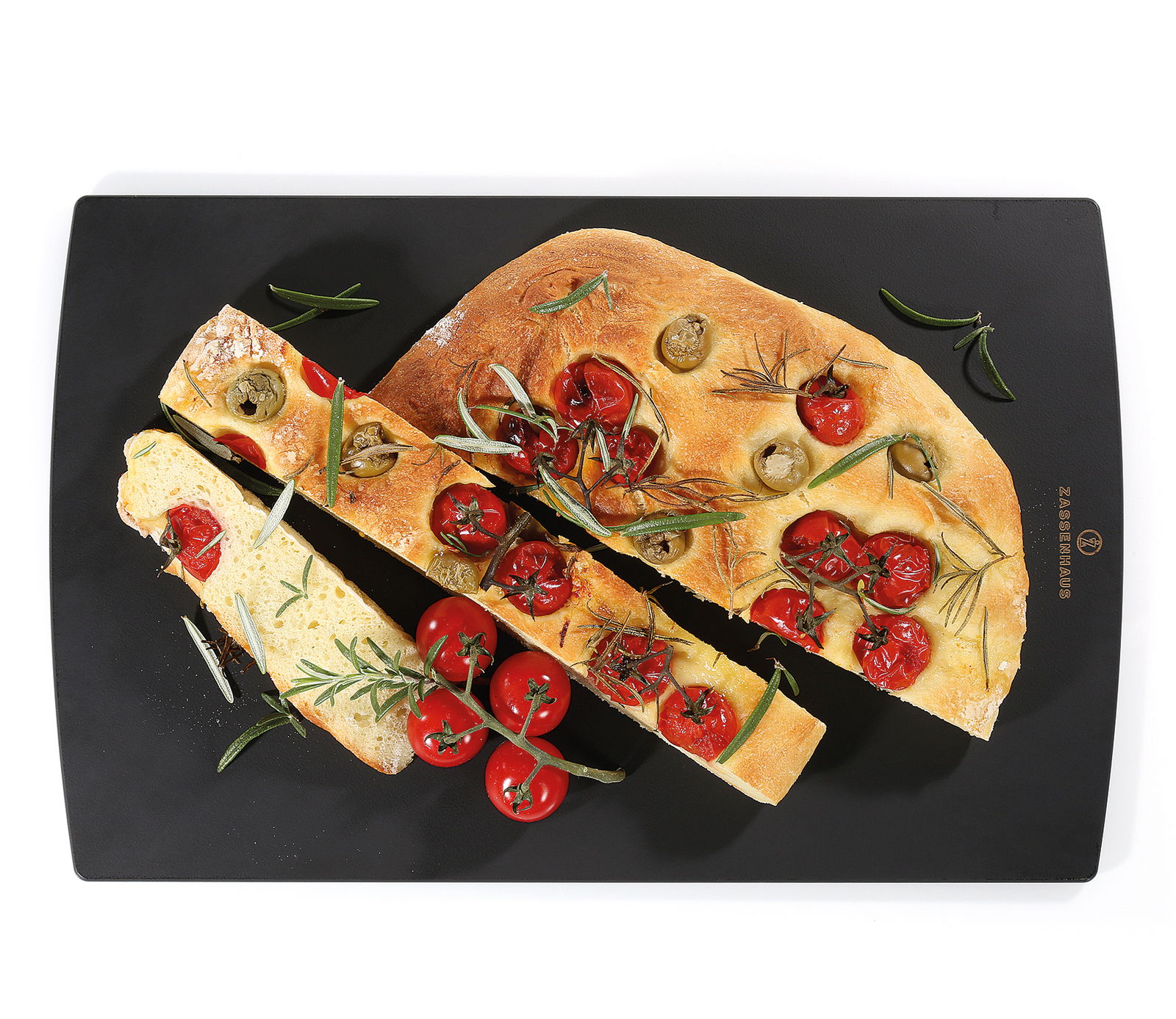 Schwarzes Schneidbrett 36x23cm mit geschnittenem Focaccia-Brot, Tomaten und Rosmarin, aus der Vogelperspektive.
