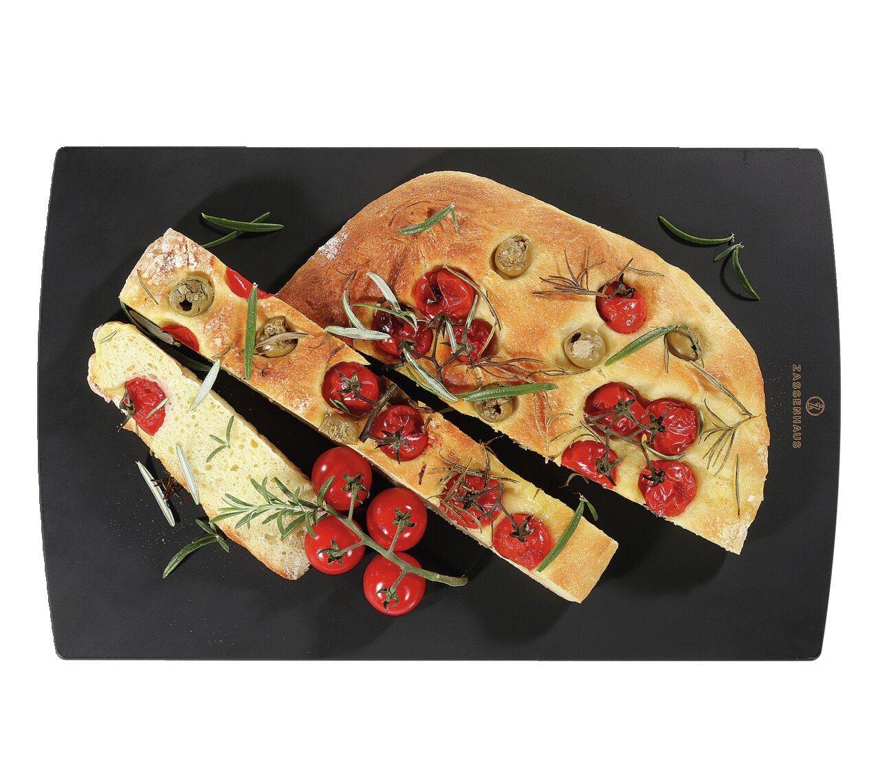 Schwarzes Schneidbrett 36x23cm mit geschnittenem Focaccia-Brot, Tomaten und Rosmarin, aus der Vogelperspektive.