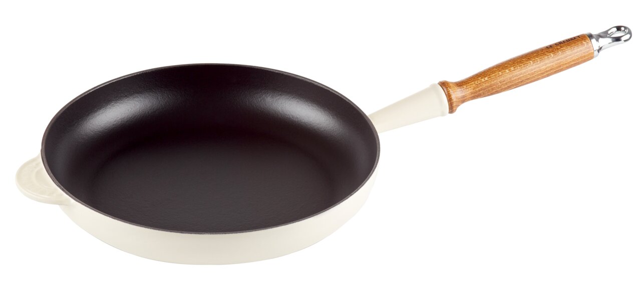 LE CREUSET Bratpfanne 28cm Creme TRADITION Cremefarbene Bratpfanne mit Holzgriff, seitliche Perspektive