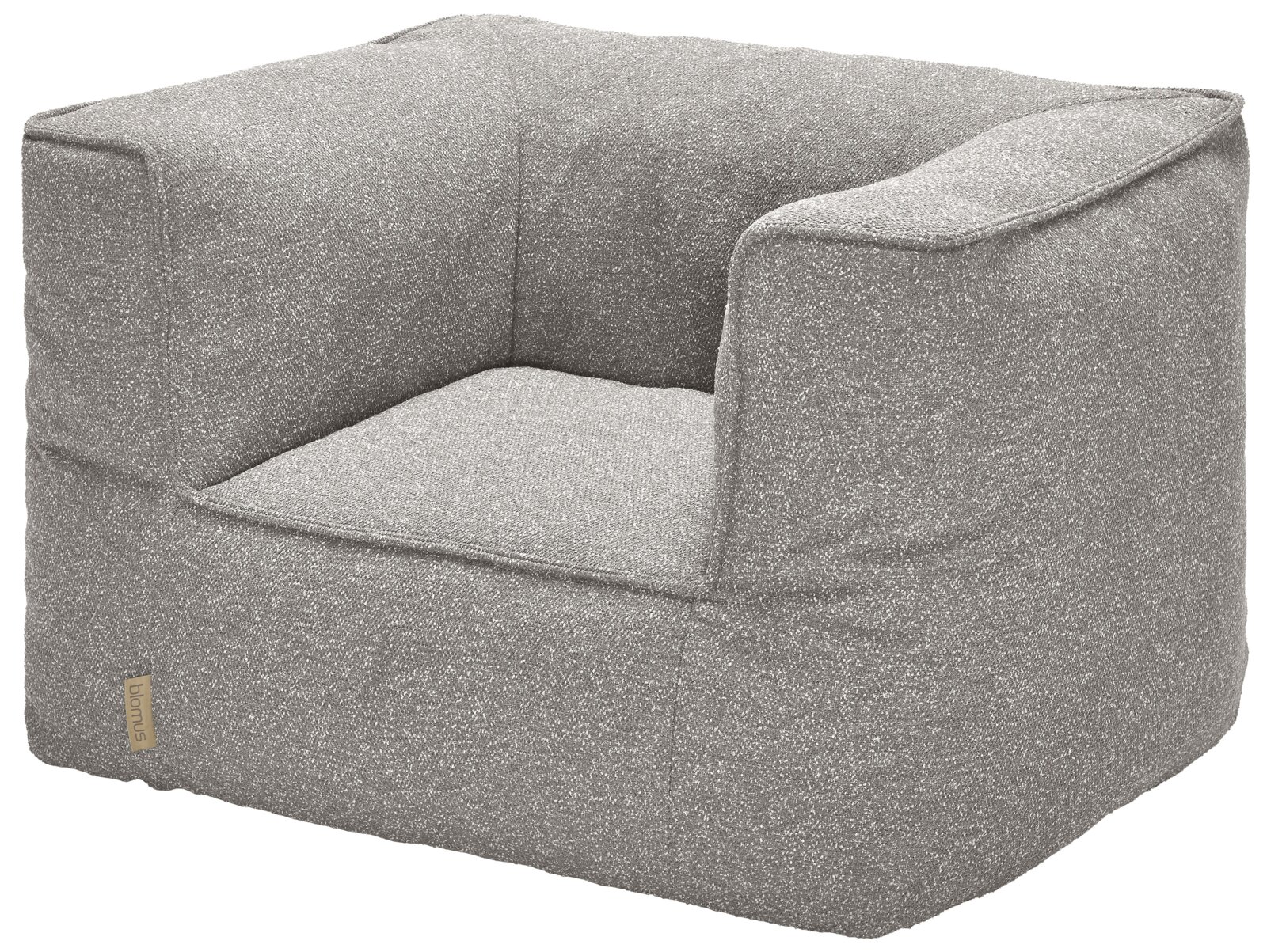 blomus Outdoorfauteuil GROW Grijze, gestructureerde zitzakstoel met armleuningen en een lage rugleuning, met het merklabel „blomus“, in een schuin vooraanzicht (3/4-perspectief) vrijstaand op een witte achtergrond.