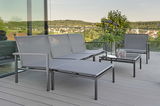 Moderne Outdoor-Lounge-Möbel auf einer Terrasse mit Blick auf die Landschaft, Perspektive von der Seite.