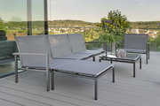 Moderne Outdoor-Lounge-Möbel auf einer Terrasse mit Blick auf die Landschaft, Perspektive von der Seite.