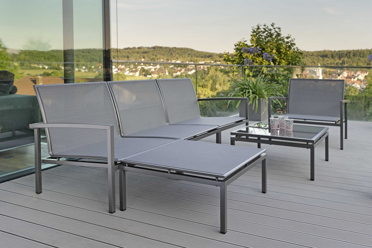 Stern Lounge-zijelement SKELBY Moderne loungemeubels voor buiten op een terras met uitzicht op het landschap, gezien vanaf de zijkant.