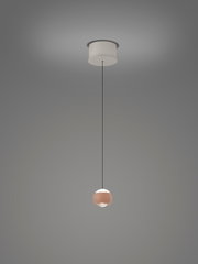 Moderne Pendelleuchte mit kugelförmigem Lampenschirm, von unten betrachtet.