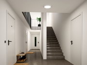 Moderner, heller Hausflur mit grauer Treppe, weißen Türen und runder Deckenleuchte, Blick aus Augenhöhe nach vorne in den Flur