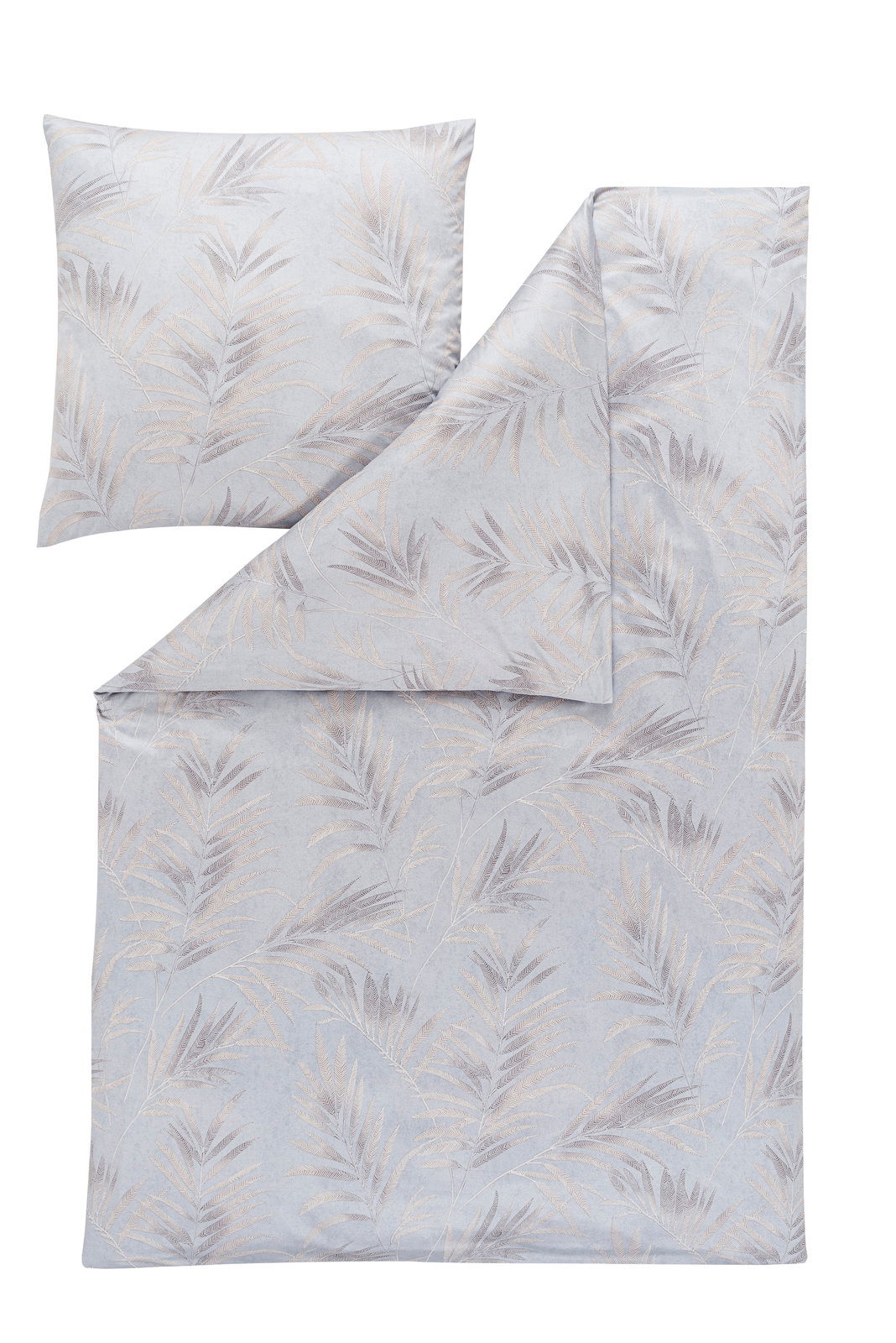 Bettwäsche-Set mit einem dezenten Blattmuster in sanften Grautönen, bestehend aus einem Kissenbezug und einem Bettdeckenbezug, aus der Vogelperspektive fotografiert.