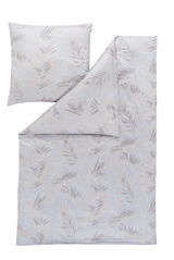Bettwäsche-Set mit einem dezenten Blattmuster in sanften Grautönen, bestehend aus einem Kissenbezug und einem Bettdeckenbezug, aus der Vogelperspektive fotografiert.