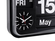 Nahaufnahme der Big Flip Wanduhr mit schwarzem Gehäuse, analogem Zifferblatt und digitaler Datumsanzeige.
