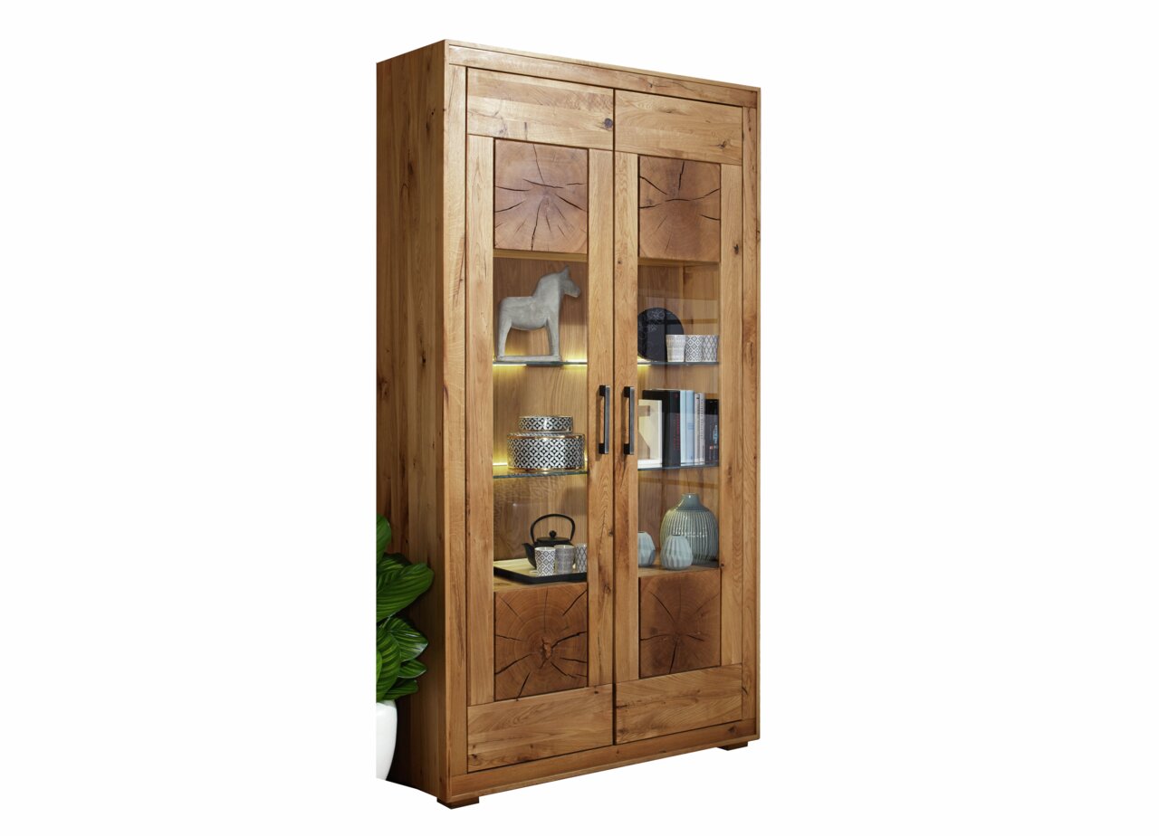Houten vitrinekast met glazen deuren, versierd met planken en accessoires, zijaanzicht
