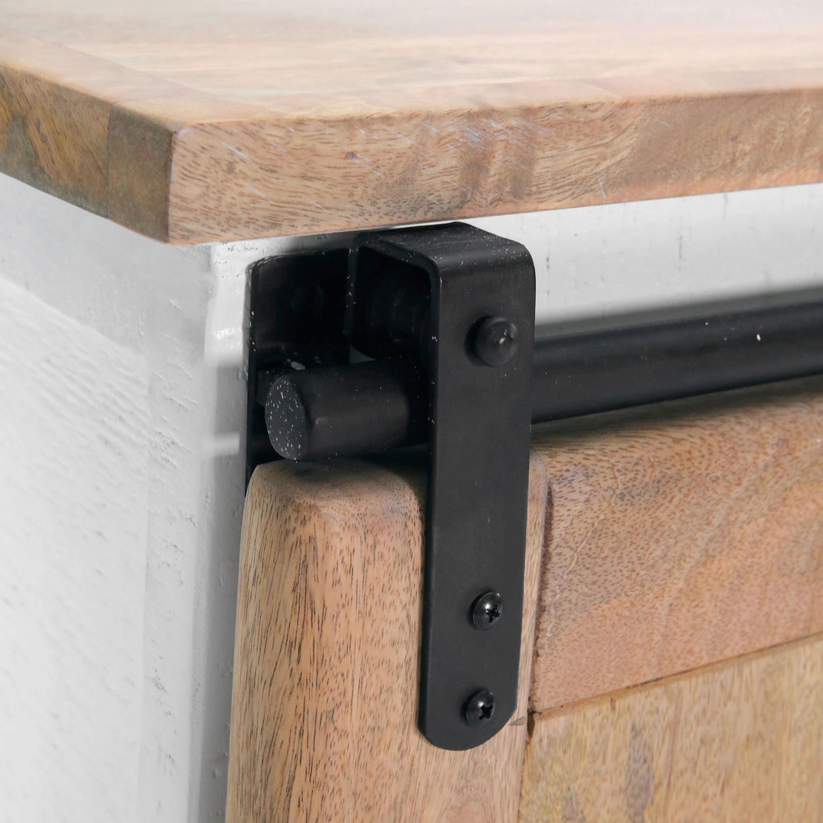 Nahaufnahme eines Highboards mit Holzoberfläche und schwarzem Metallscharnier, seitliche Perspektive
