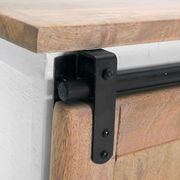 Nahaufnahme eines Highboards mit Holzoberfläche und schwarzem Metallscharnier, seitliche Perspektive