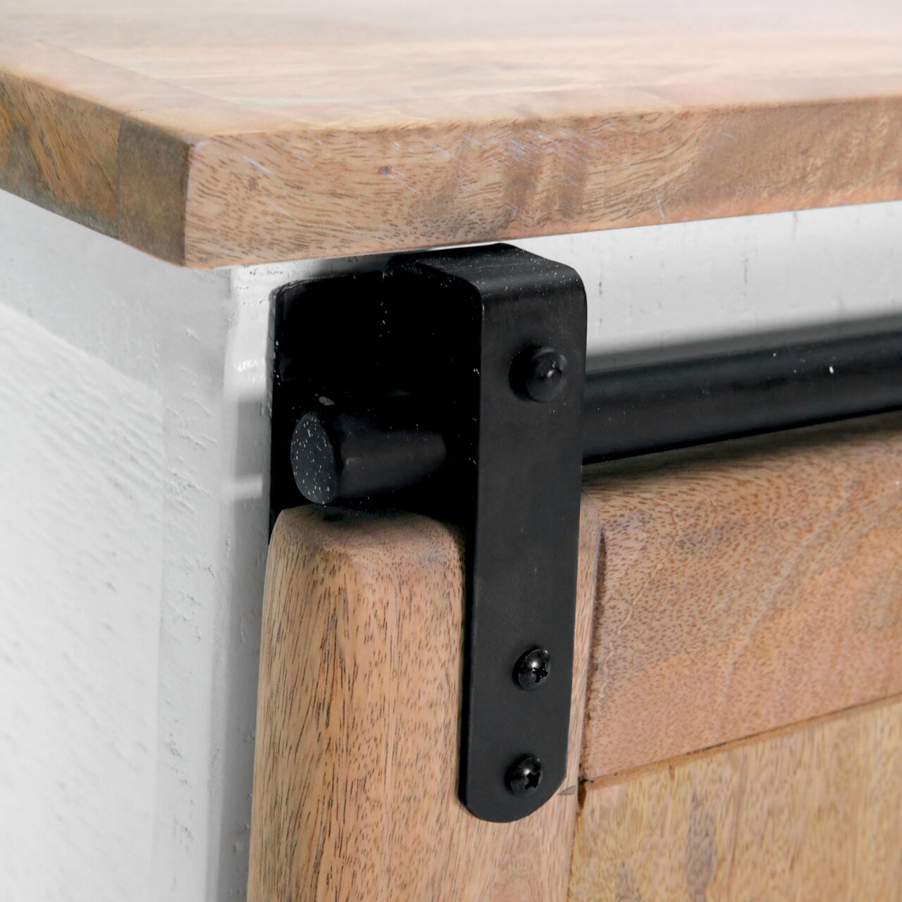 Nahaufnahme eines Highboards mit Holzoberfläche und schwarzem Metallscharnier, seitliche Perspektive