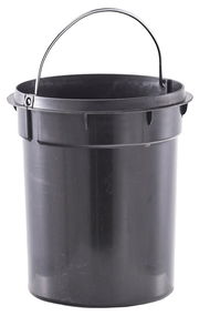 Schwarzer Plastikeimer mit Henkel, frontal fotografiert