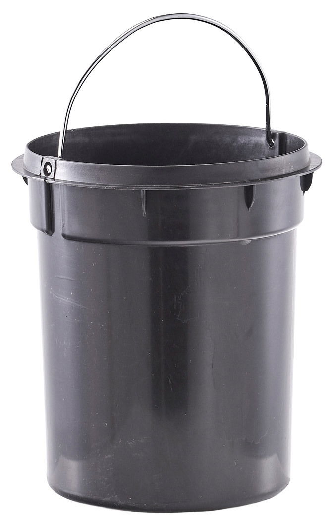 Schwarzer Plastikeimer mit Henkel, frontal fotografiert