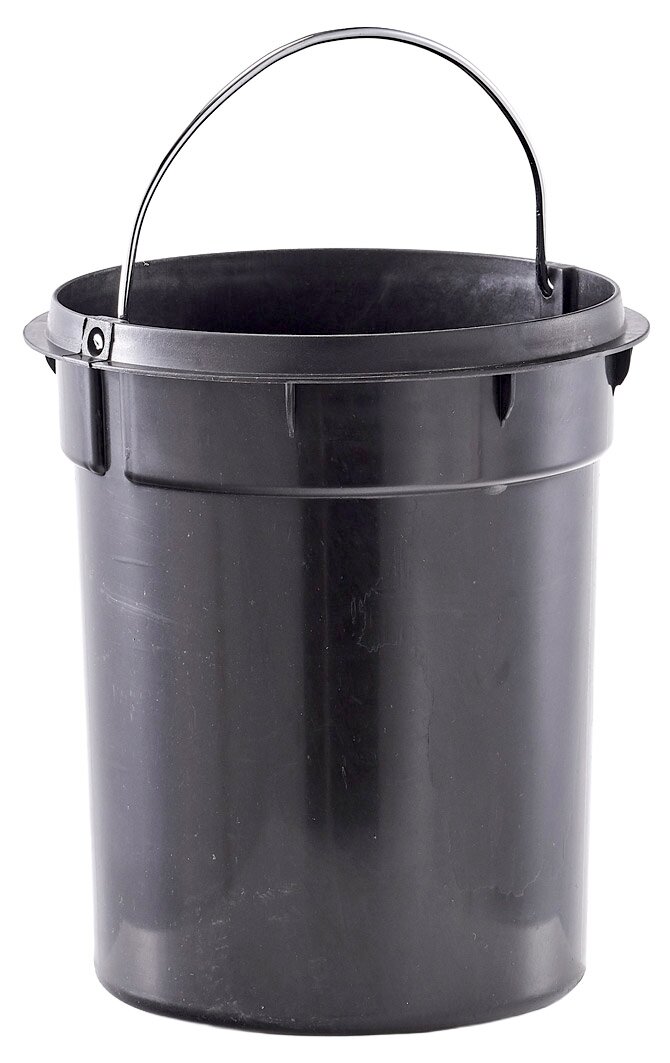 Schwarzer Plastikeimer mit Henkel, frontal fotografiert