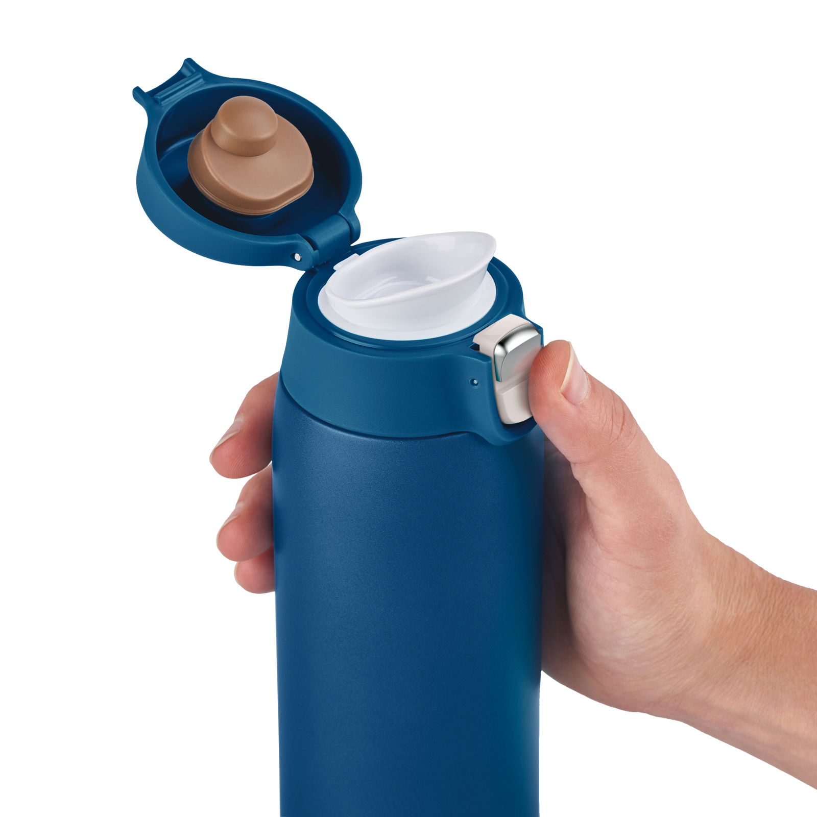 Blaue Thermoskanne mit geöffnetem Deckel, seitliche Perspektive, in der Hand gehalten