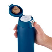 Blaue Thermoskanne mit geöffnetem Deckel, seitliche Perspektive, in der Hand gehalten