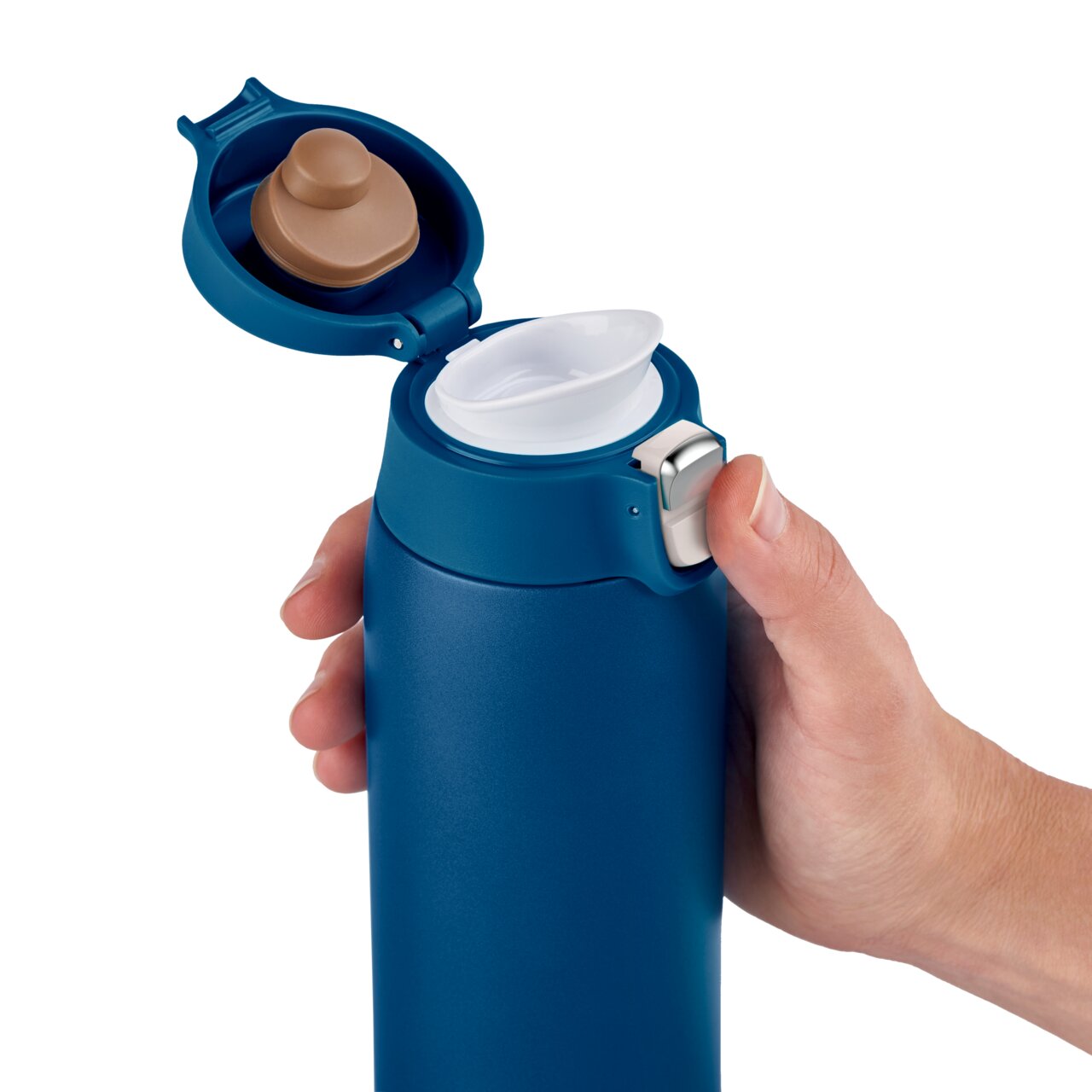 Blaue Thermoskanne mit geöffnetem Deckel, seitliche Perspektive, in der Hand gehalten
