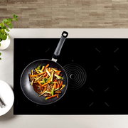 Wokpfanne Adamant 28cm auf einem Herd von oben mit Gemüse gefüllt