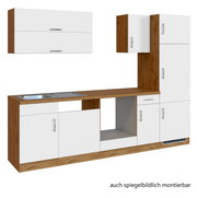 Moderne Küchenzeile in Holzoptik mit weißen Fronten, bestehend aus mehreren Schränken und einer Arbeitsplatte mit Spüle, seitliche Perspektive