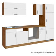 Moderne keukenblok in houtlook met witte fronten, bestaande uit meerdere kasten en een werkblad met spoelbak, zijaanzicht